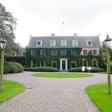 Die Villa Eikenhorst in Wassenaar ist die Wohnresidedenz von König Willem-Alexander und seiner Familie. Prinzessin Christina, die Tante von Willem-Alexander, ließ das mitten im Grünen gelegene Anwesen im Stil Bauernhauses aus dem 17. Jahrhundert erbauen.
