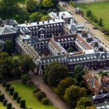 Der "Kensington Palace" liegt, wie "Buckingham Palace" in London. Der Gebäudekomplex aus dem 17. Jahrhundert ist der Arbeits- und Wohnsitz von verschiedenen Mitgliedern der britischen Königsfamilie. Prinz William und seine Familie haben hier ein Appartment, das aufwendig renoviert und restauriert wurde. Prinz Harry hat ebenfalls Räume im "Kensington Palace".