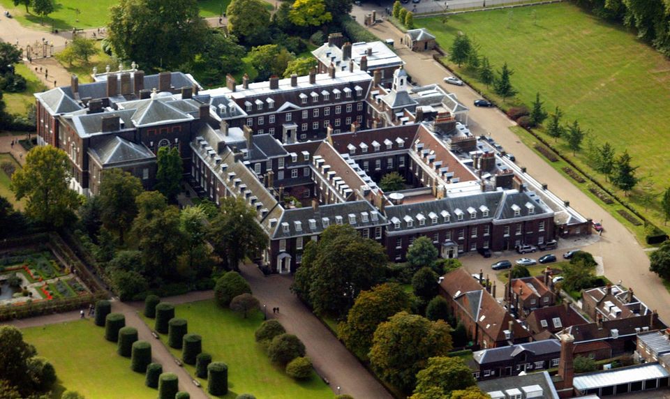 Prinz William + Herzogin Catherine: Prinz Harry hat ebenfalls Räume im Kensington Palast, genauso wie weitere Mitglieder der Windsors. Der "Kensington Palace" liegt, wie "Buckingham Palace" in London. Der Gebäudekomplex aus dem 17. Jahrhundert ist der Arbeits- und Wohnsitz von verschiedenen Mitgliedern der britischen Königsfamilie. Prinz William und seine Familie haben hier ein Appartment, das aufwendig renoviert und restauriert wurde. Prinz Harry hat ebenfalls Räume im "Kensington Palace".