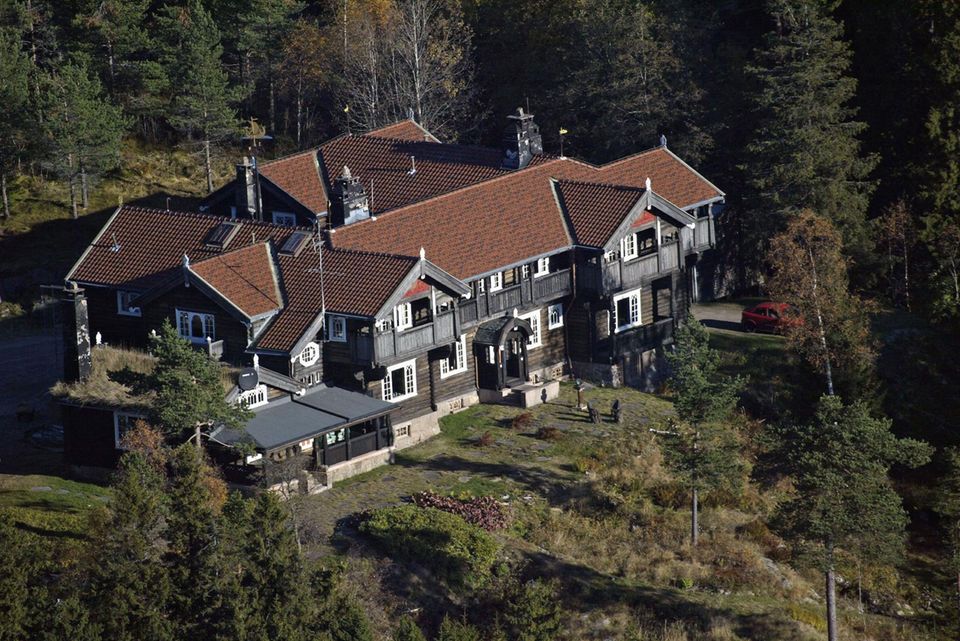 Kongsseteren ("Königshütte") gehört zum Privatbesitz von König Harald. Das Anwesen am Holmenkollen ist seit Anfang des 20. Jahrhunderts im Besitz der königlichen Familie. Es ist der traditionelle Treffpunkt für die Familie zu Weihnachten, wird aber auch im Winter oft und gerne genutzt. Kongsseteren ("Königshütte") gehört zum Privatbesitz von König Harald. Das Anwesen am Holmenkollen ist seit Anfang des 20. Jahrhunderts im Besitz der königlichen Familie. Es ist der traditionelle Treffpunkt für die Familie zu Weihnachten, wird aber auch im Winter oft und gerne genutzt.