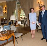 Herzogin Catherine wurde zum Mittagessen in Eikenhorst empfangen. Und wie man sieht, ist der große Raum, in dem sie mit Willem-Alexander für ein Foto posiert, vor allem mit älteren Möbeln und recht traditionell eingerichtet.