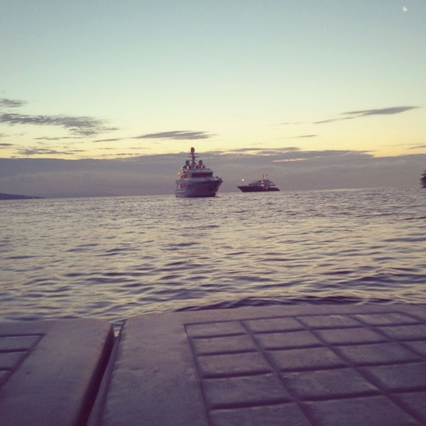 Toni Garrn schippert mit mit der Yacht durchs Mittelmeer.