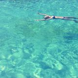 Auf Mallorca badet Toni Garrn im größten Pool der Insel.