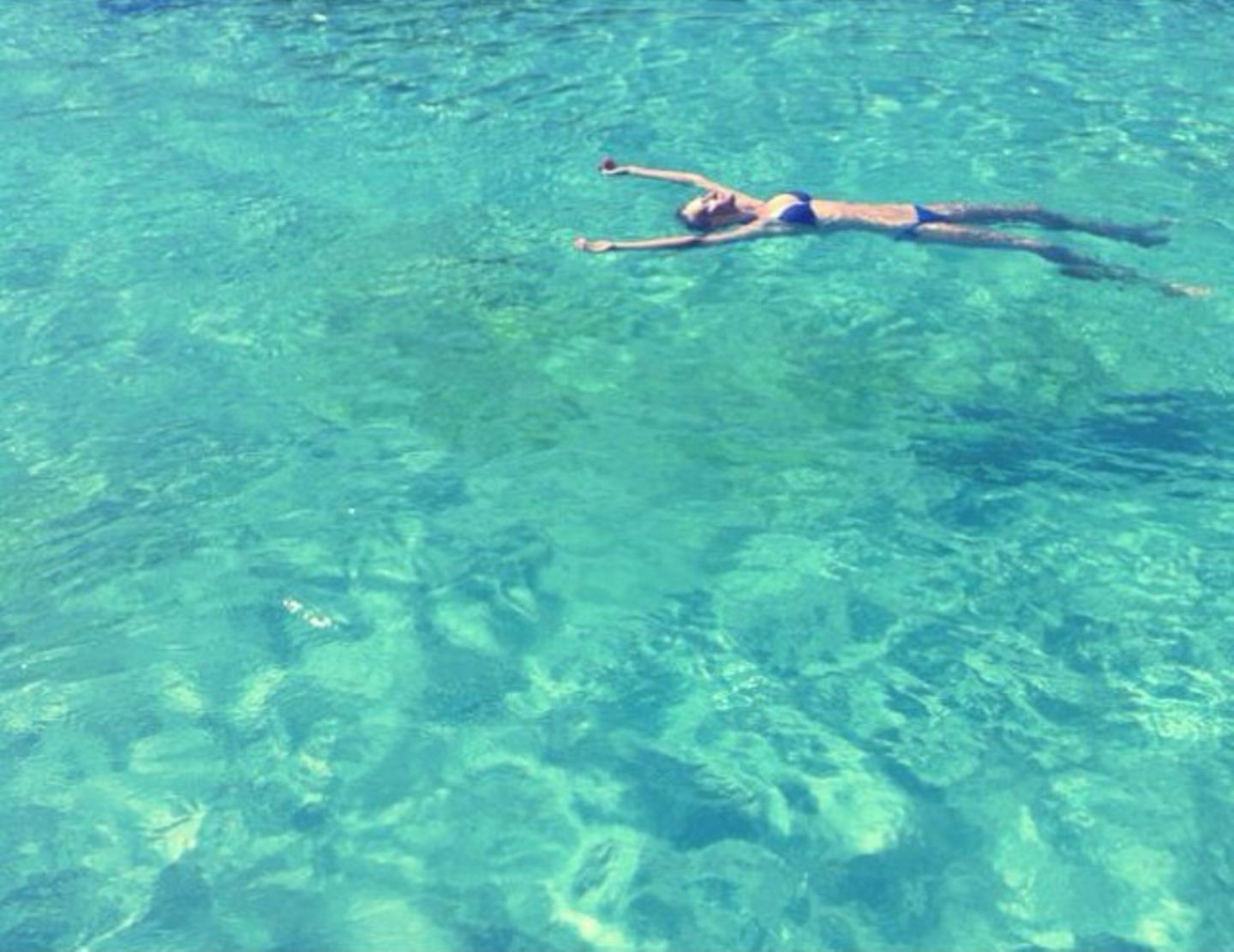 Auf Mallorca badet Toni Garrn im größten Pool der Insel.