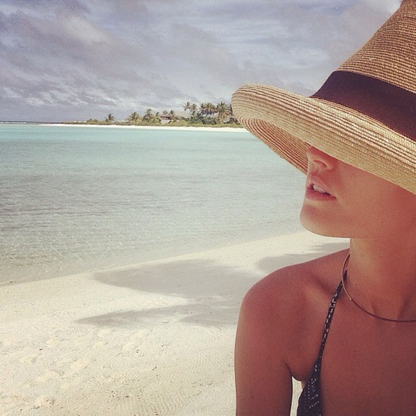 Auch den Seychellen stattete Toni Garrn einen Besuch ab und freute sich am Strand über ihren Sonnenhut.