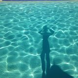 November 2014: Im Pool spiegelt sich ihre hagere Silhouette.
