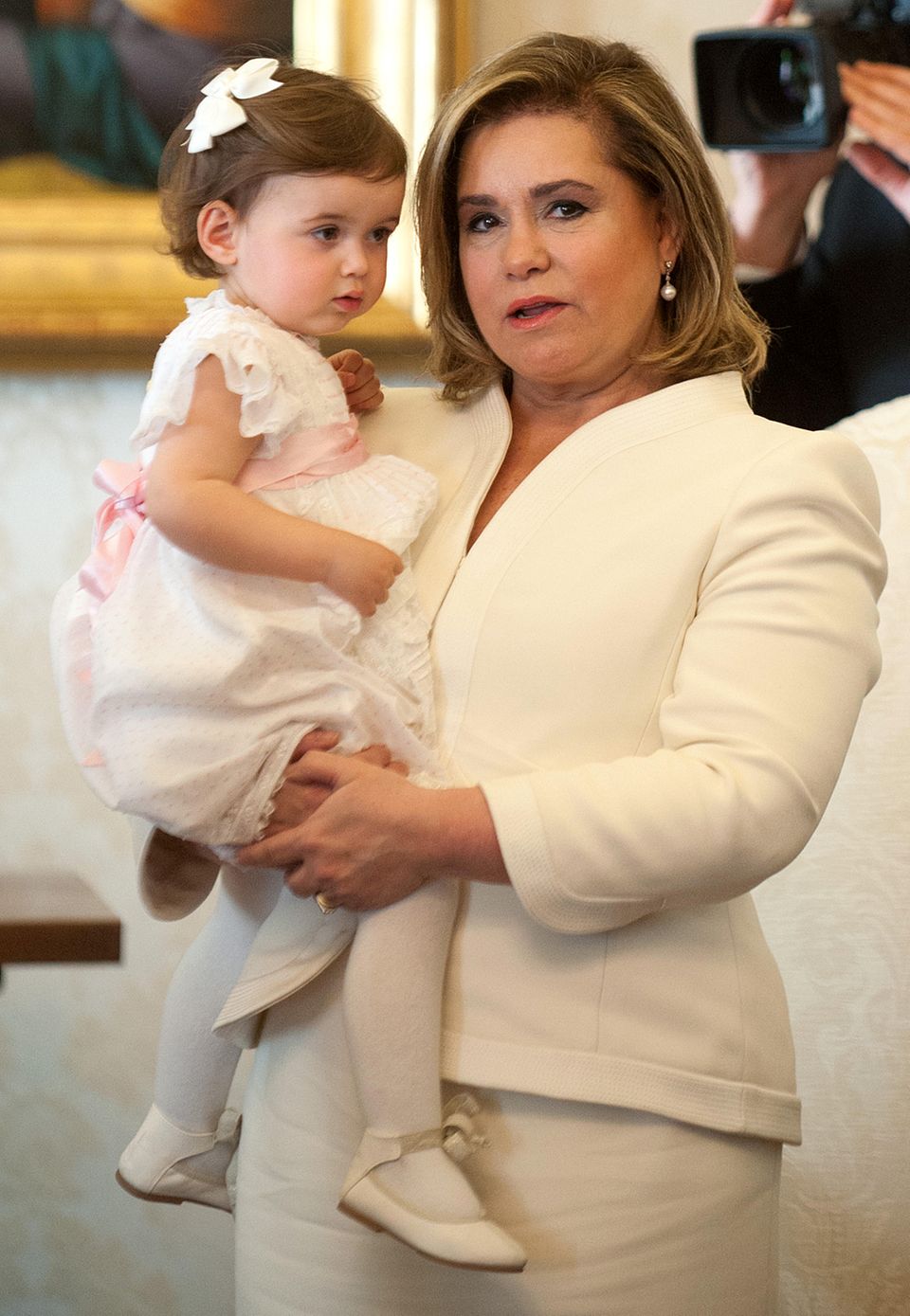 Die niedliche Mini-Prinzessin Amalia von Luxemburg darf auf dem Arm von ihrer Oma, Großherzogin Maria Teresa, in einem zuckersüßen weißen Kleidchen Papst Franziskus besuchen. Die niedliche Mini-Prinzessin Amalia von Luxemburg darf auf dem Arm von ihrer Oma, Großherzogin Maria Teresa, in einem zuckersüßen weißen Kleidchen Papst Franziskus besuchen.