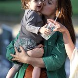 19: September 2012: Bear Blu besucht seine Mama Alicia Silverstone bei Dreharbeiten im New Yorker Central Park.
