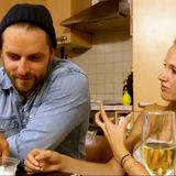 Anna beim Gespräch am Küchentisch mit Andreas.