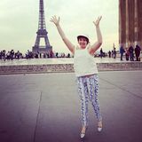 Völlig losgelöst genießt Lena Dunham in Weiß die Zeit in Paris: Die schmale Hose mit dem Delfter-Porzellanmuster und die Flats mit dem Katzenkopf geben den Lena-Kick.