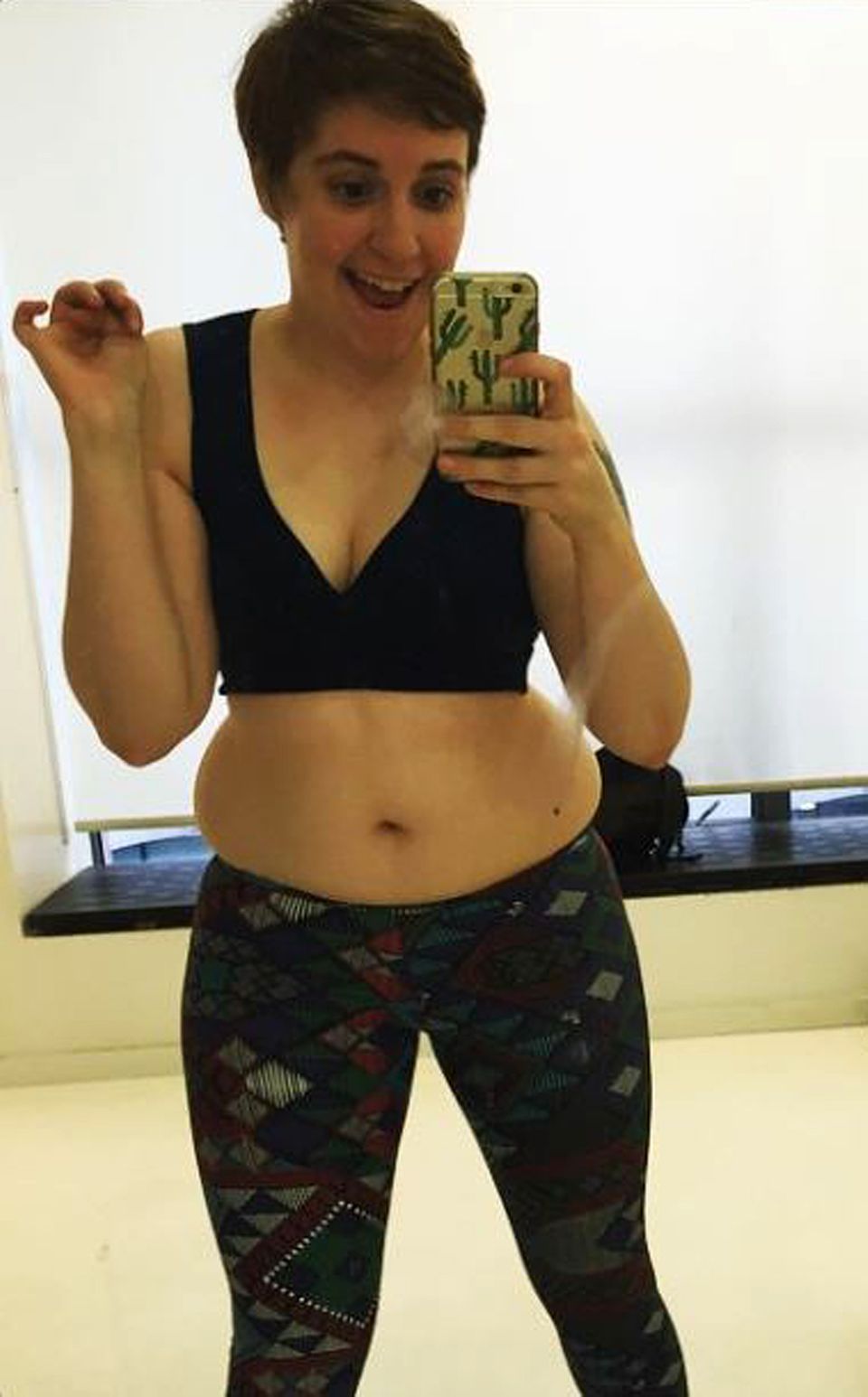 Lena Dunham zeigt das sympathischste "Muffin Top" (der Bauch, der über eine zu enge Hose quillt) der Filmbranche. In einer zu kleinen Sport-Leggings und einem zu großen Sport-BH nimmt sie ganz ungeniert an einem Kurs von Star-Trainerin Tracy Anderson teil. Lena Dunham zeigt das sympathischste "Muffin Top" (der Bauch, der über eine zu enge Hose quillt) der Filmbranche. In einer zu kleinen Sport-Leggings und einem zu großen Sport-BH nimmt sie ganz ungeniert an einem Kurs von Star-Trainerin Tracy Anderson teil.