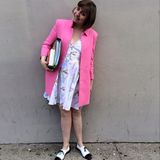 Die 402. Folge der Serie "Girls" hat Regisseurin Lena Dunham jetzt im Kasten: Sie kombiniert auffällige Brogues zum Flatterkleid mit pinkem Mantel.