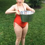 Wie viele Stars macht auch Lena Dunham mit beim "ALS Ice Bucket Challenge": Bald wird beim Anblick eines roten Badeanzugs niemand mehr an "Baywatch"-Beachbabe Pamela Anderson denken.