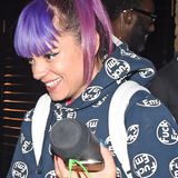 Purple Rain: Das bekannte Lied von "Prince" scheint Sängerin Lily Allen bei Wort genommen zu haben. Und weil ihr Lila so gut gefällt, entscheidet sich die 29-Jährige gleich für zwei Töne.