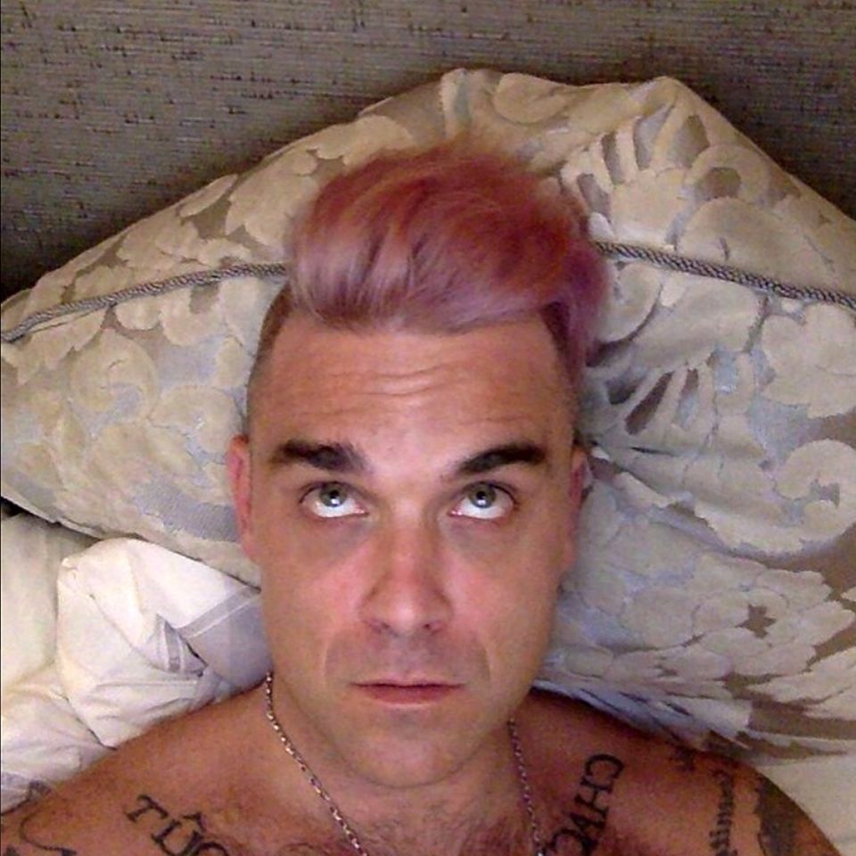 Das ist was schiefgelaufen. Pink war nicht die Farbe, die Robbie Williams für seine Haare geplant hatte, und mittlerweile dürften sie auch schon wieder anders aussehen. Seinen Instagram-Fans wollte er den Färbe-Unfall aber dennoch zeigen. Und den kleinen Scherz, dass seine Haare ebenso wie Bruce Jenner im Wandel steckten, konnte er sich auch nicht verkneifen.