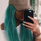 Kein Trend, der im Hause Kardashian-Jenner nicht umgesetzt wird. Das jüngste Mitglied, Kylie Jenner, hat sein überlanges Haar jetzt in leuchtendem Aquamarinblau gefärbt. Wem's gefällt...