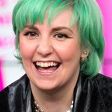 Lena Dunham ist bereits für ihre bunt gemixten Outfits bekannt. Nun kommt zusätzlich eine weitere Farbe durch ihr Haar ins Spiel. Durch das Grün, das der Serien-Star gewählt hat, schimmert noch ihr vorheriges Blond, sodass ein hellerer Ton entsteht.
