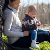Die kuschelige Strickjacke im Norweger-Look und Jeans halten Prinzessin Estelle beim Herbstspaziergang mit Mama Victoria schön warm.