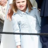 Zuckersüß: In einem pastellfarbenem Mäntelchen schaut sich Prinzessin Estelle nach den anderen Geburtstagsgästen um. Das obligatorische Schleifchen im Haar trägt sich bereits länger nicht mehr. Estelle ist ja schließlich schon eine ganz Große.