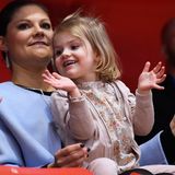 Mit gedeckten Rosa-Tönen, schon fast richtig langen Haaren und guter Laune bezaubert die kleine Prinzessin Estelle bei der Eiskunstlauf-Meisterschaft in Stockholm.