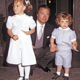 Mit süßen fünf Jahren trug Prinzessin Victoria, hier 1982 neben ihrem Vater König Carl XVI Gustaf und Bruder Prinz Carl Philip, dieses niedliche Kleid schon.