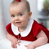 Auffällige Farben sieht man bei Prinzessin Estelle selten, zu Weihnachten passt das rote Kleid mit weißem Bubikragen aber perfekt.