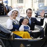 Prinzessin Estelle von Schweden tut es ihrer Mutter gleich und winkt bei der Kutschfahrt dem Volk zu. Papa Prinz Daniel ist natürlich auch dabei, nur der kleine Prinz Oscar fehlt