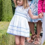 Ob Prinzessin Estelle wohl so grimmig guckt, weil sie einen Monat nach ihrer Cousine Leonore dieses Kleid tragen muss? Dabei sieht sie darin doch ebenso bezaubernd aus.