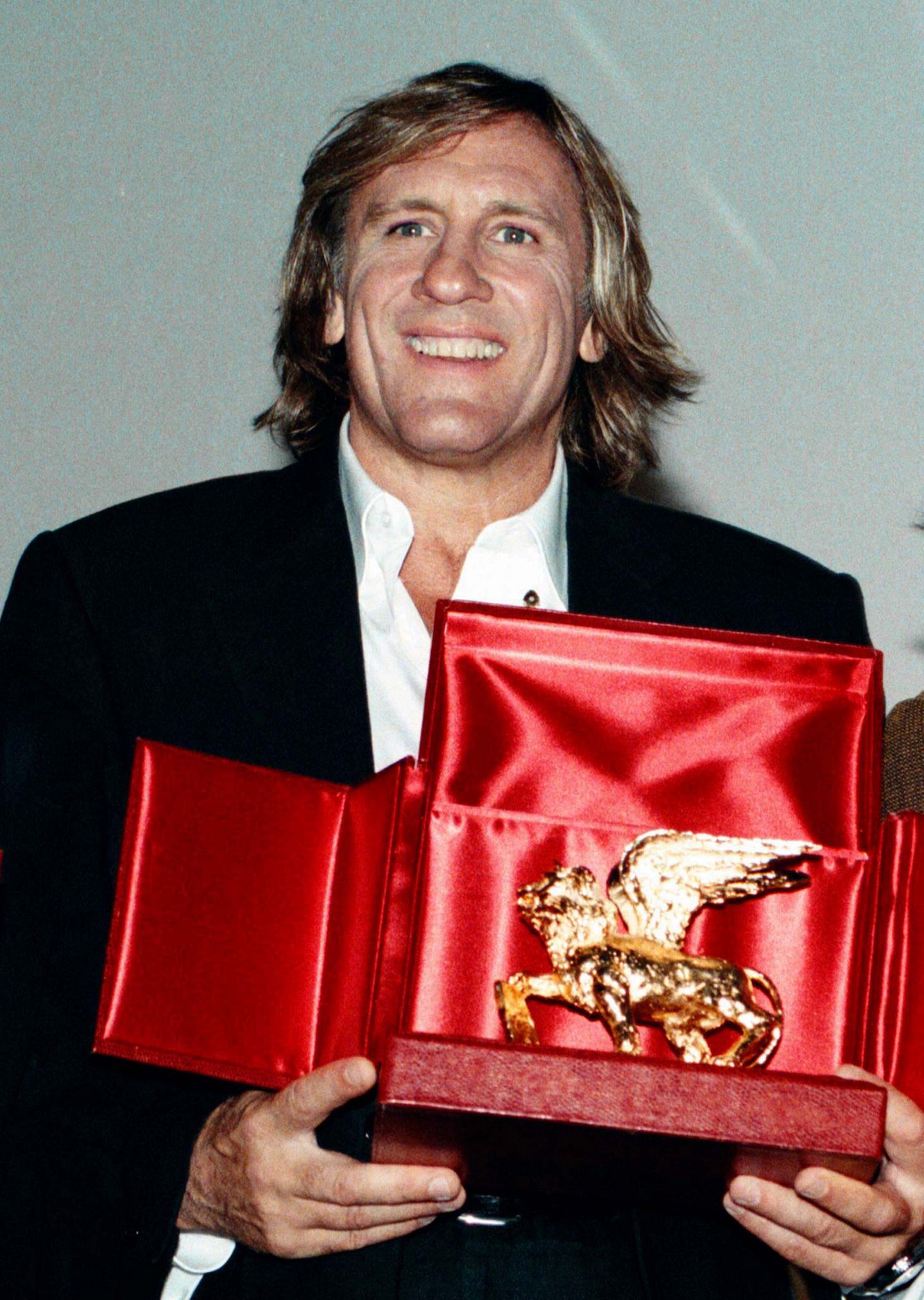 1997  Gerard Depardieu wird mit einem Goldenen Löwen für sein Lebenswerk ausgezeichnet.