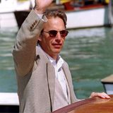 1995  Kevin Costner zählt zu den Gästen des 52. Venedig Filmfestival.