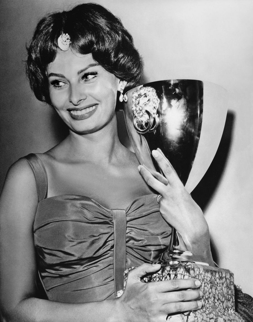 1958  Sophia Loren wird als Beste Schauspielerin und für ihr Lebnswerk geehrt.   Die Venedig Filmfestspiele im Rahmen der Biennale gehören zu den bedeutendsten internationalen Filmfestspielen und werden seit 1932 vergeben.