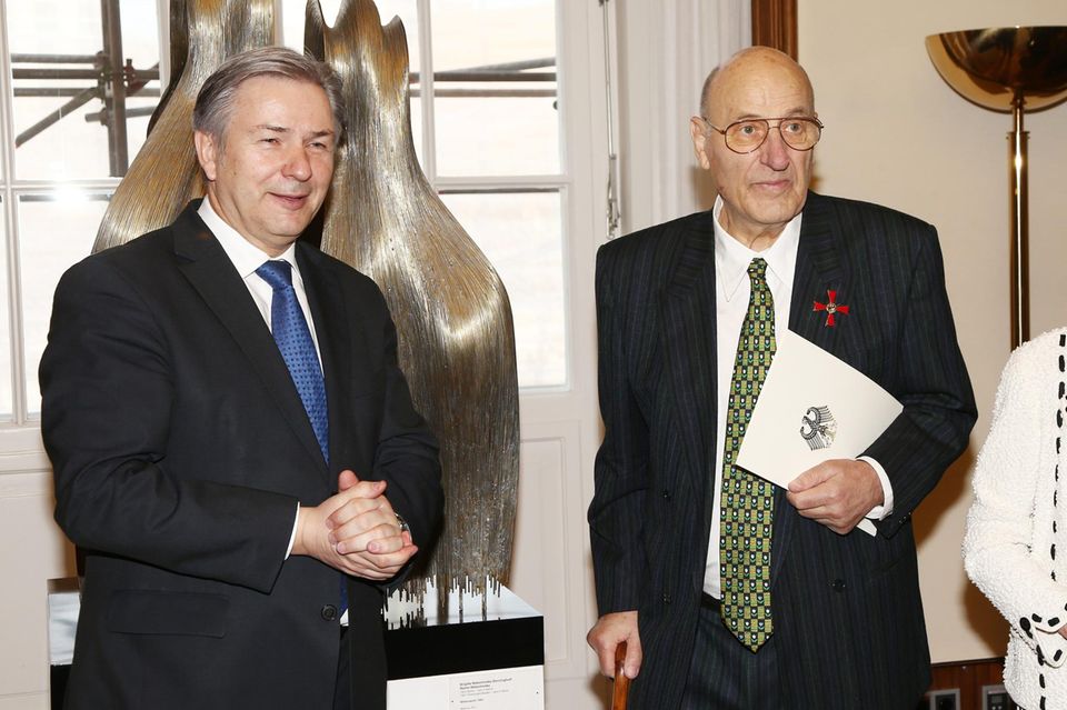 15. April 2013: Berlins Bürgermeister Klaus Wowereit ehrt den Schauspieler Manfred Krug mit dem Verdienstkreuz 1. Klasse der Bundesrepublik Deutschland.