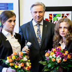 11. Februar 2014: Berlins Bürgermeister Klaus Wowereit empfängt die "Pussy Riot"-Mitglieder Nadeschda Tolokonnikowa und Maria Aljochina im Roten Rathaus in Berlin.