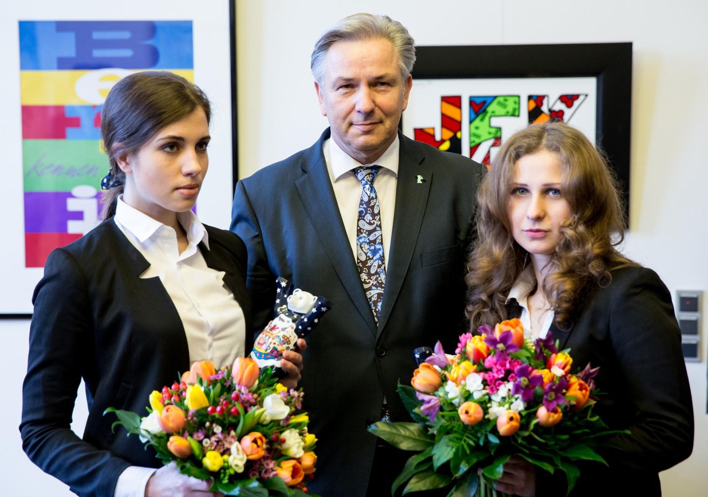 11. Februar 2014: Berlins Bürgermeister Klaus Wowereit empfängt die "Pussy Riot"-Mitglieder Nadeschda Tolokonnikowa und Maria Aljochina im Roten Rathaus in Berlin.