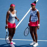 Die Power-Schwestern Serena und Venus Williams bestreiten ein Doppelmatch.