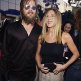 Brad Pitt und Jennifer Aniston  Nach der Verlobung mit Gwyneth Paltrow wagt Brad Pitt im Jahr 2000 tatsächlich den Schritt in die Ehe. Mit Jennifer Aniston ist er fünf Jahre glücklich, bis er bei den Dreharbeiten von "Mr. und Mrs. Smith" Angelina Jolie trifft und sich in sie verliebt.