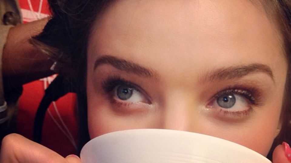 Tea Time: Miranda Kerr mag auf ihren gesunden Tee nicht verzichten.
