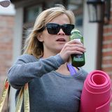 Nach dem Yoga ist für Reese Witherspoon grüner Saft sogar eine gesunde Erfrischung.