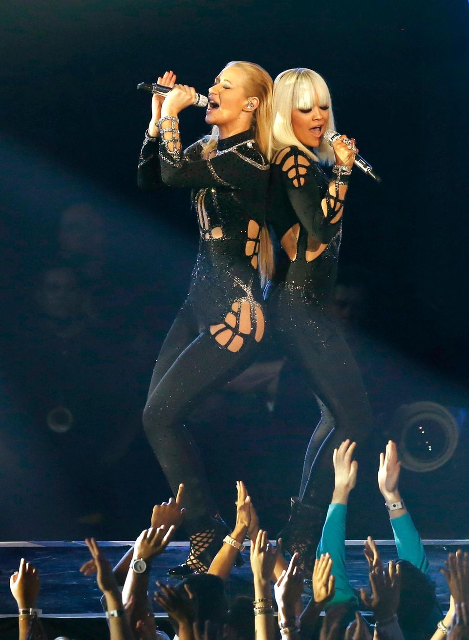 Iggy Azalea und Rita Ora performen gemeinsam "Black Widow".