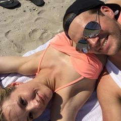 "Sommer, Sonne, Sonnenschein!" So entspannt verbringen die beiden Liebenden, Anna Hofbauer und Marvin Albrecht, ihren ersten Jahrestag zusammen.