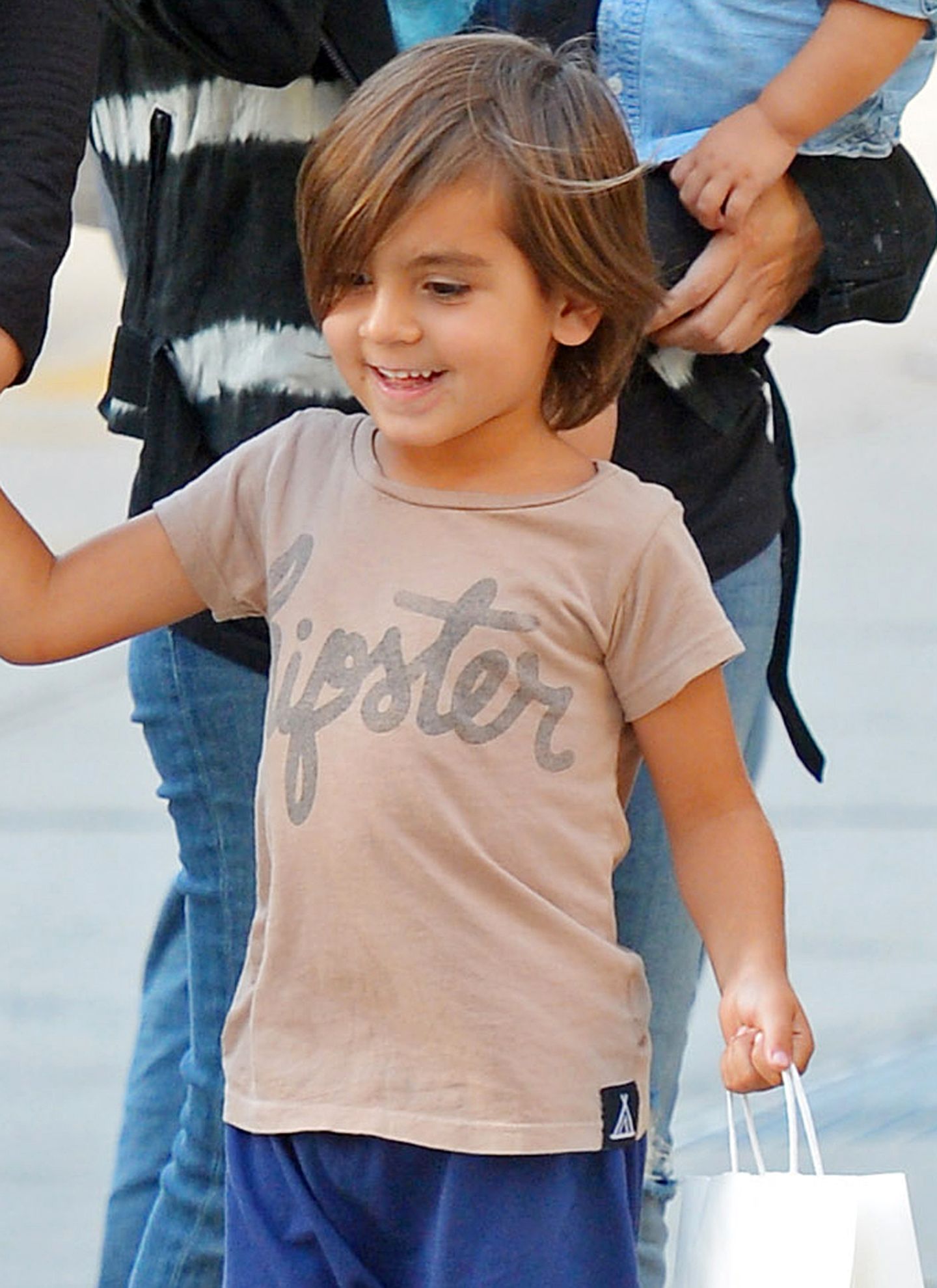 Kourtney Kardashians Sohn Mason hat Spaß daran, mit seiner Mama einen Spaziergang zu machen. Mit seinem langen Haarschnitt sieht der 5-Jährige schon wie ein kleiner Casanova aus.