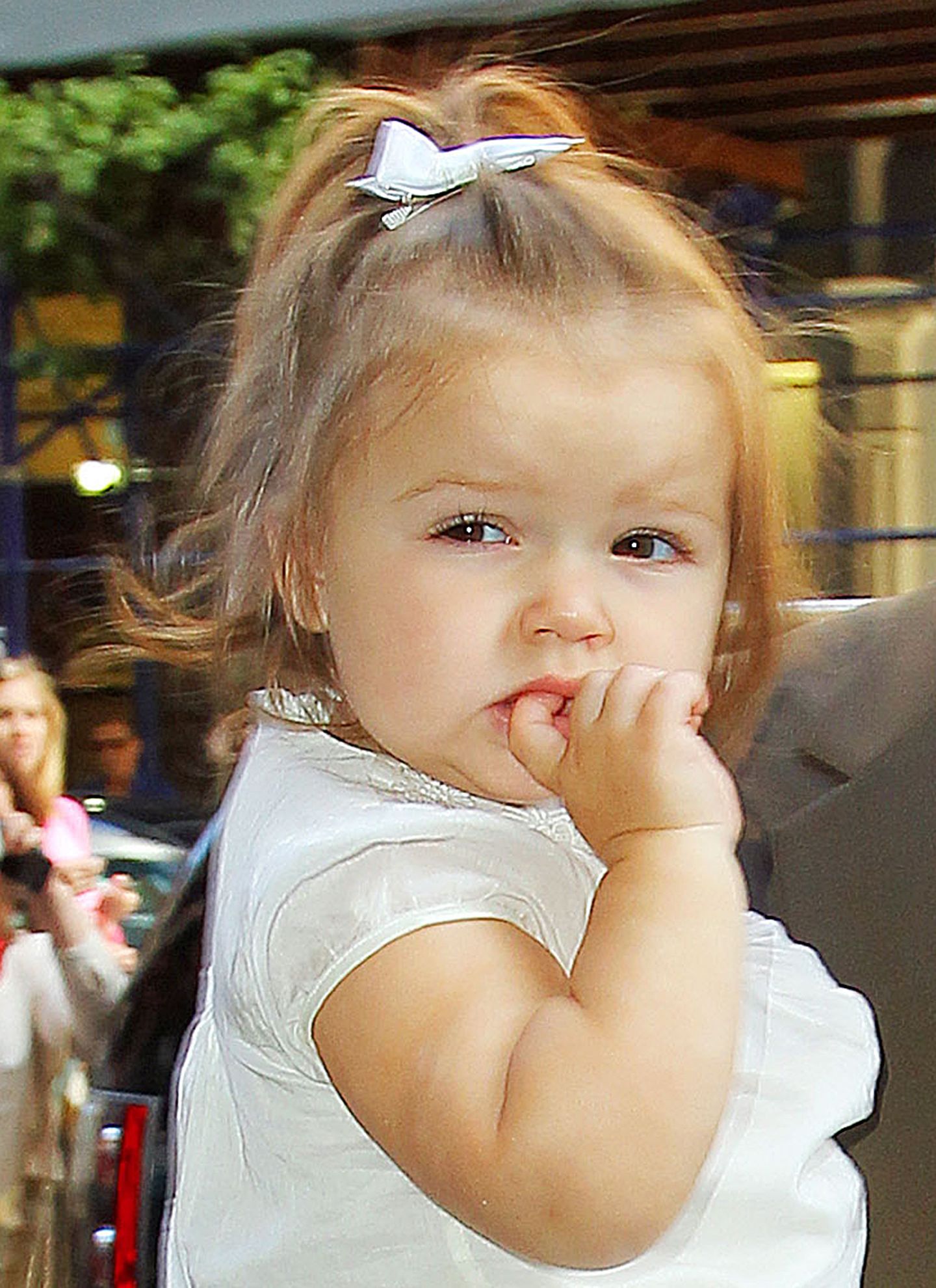 Natürlich geht auch die Tochter der wohl größten Stil-Ikone Hollywoods mit dem Trend. Victoria Beckham stylt ihre putzige Tochter Harper mit süßem Schleifchen.