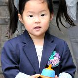 Die aus Korea adoptierte Tochter Nancy Leigh Kelley hat tolles langes, schwarzes Haar, an dem sich Mama Katherine Heigl gerne austobt.