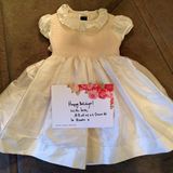 Willkommen in der Welt der Mode, kleine North West! Zu Deiner Geburt schickt Dir das Luxuslabel Oscar de la Renta ein niedliches Kleidchen.
