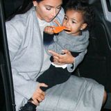 Kim Kardashian setzt bei der Kleiderwahl ihrer Tochter North West stilistisch und farblich viel auf Partnerlook. Norths kuscheliger Pulli mit Farbverlauf passt perfekt zum grauen Outfit ihrer Mutter.