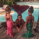 Zusammen mit ihrer Cousine Penelope (Tochter von Kourtney Kardashian), bekommt North West Schwimmunterricht von einer Meerjungfrau. Die beiden kleinen Mädchen sind auch in entsprechenden Kostümen angezogen - so wird das Lernen ganz märchenhaft schön.