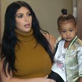Mickey Mouse, Dr. Martens und eine stylische Blouson-Jacke: North West sticht ihre Mama Kim Kardashian in Sachen Stil eindeutig aus.