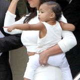 Bitte keine Bärchen, Ringel oder Blümchenmotive im Hause Kardashian: Baby North West ist ganz in Weiß und Creme gekleidet, besonders süß sind die kleinen Pocachonta-Stiefelchen.