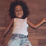 Wie die Mama, so die Tochter: North West hat offenbar das Fashion-Gen ihrer Mutter geerbt. "Ich hätte nicht gedacht, dass das so es so schnell passieren würde ... Mein Baby klaut meine Schuhe. Wenigstens hat sie einen guten Geschmack!", schreibt Kim Kardashian zu einem Instagram-Schnappschuss, auf dem die Dreijährige die silbernen Balenciaga-Overknees ihrer Mutter trägt. Ob der Kardashian-West-Spross die 1500 Euro teuren Stiefel wohl mit dem eigenen Taschengeld finanzieren könnte?