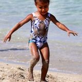 Auch am Strand von Miami ist der Kardashian Sprössling in ihrem Tiger-Badeanzug der Marke "We Are Handsome" ein echter Hingucker.